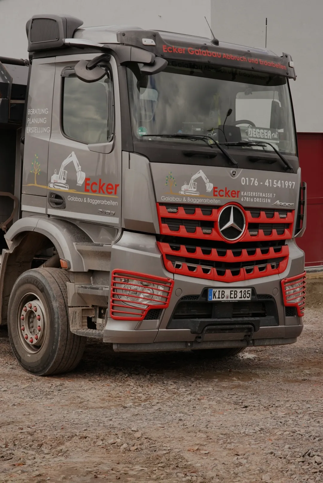 Mercedes-Benz Arocs Kipper der Firma Ecker Galabau & Baggerarbeiten aus Dreisen