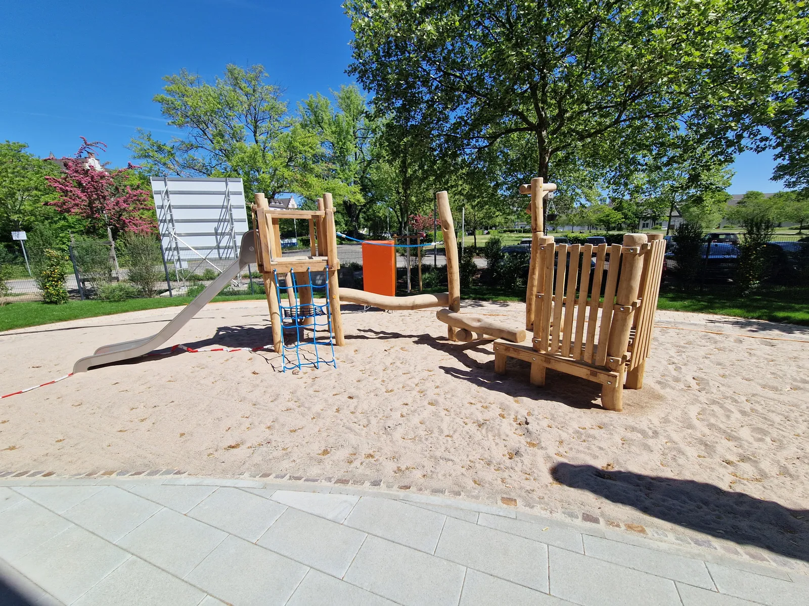 Außenanlage der Kita Prinz-Carl-Anlage in Worms mit Spielplatz und Pflasterflächen