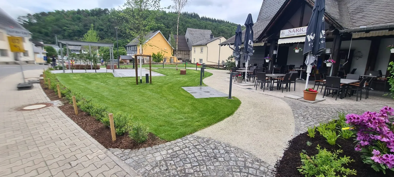 Neu gestalteter Dorfplatz in Rhaunen mit Natursteinpflaster